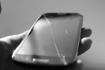 お客様のスマホで撮影しようとして誤って落としてしまった